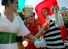 Акція ”Немає води в крані - миюся на Майдані!”