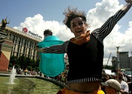 Акція ”Немає води в крані - миюся на Майдані!”