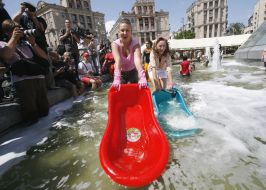 Акція ”Немає води в крані - миюся на Майдані!”