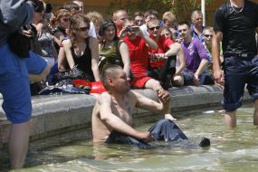 Акція ”Немає води в крані - миюся на Майдані!”