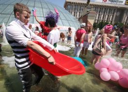 Акція ”Немає води в крані - миюся на Майдані!”