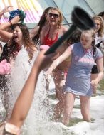 Акція ”Немає води в крані - миюся на Майдані!”