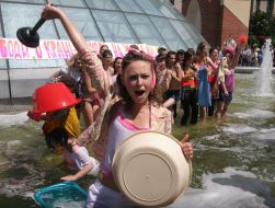 Акція ”Немає води в крані - миюся на Майдані!”