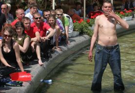 Акція ”Немає води в крані - миюся на Майдані!”