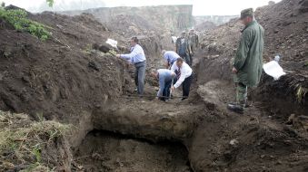 Президент ознакомился с ходом раскопок на месте концлагеря для советских военнопленных