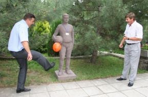 Памятник Гуусу Хиддинку