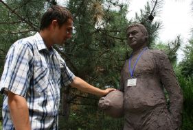 Памятник Гуусу Хиддинку