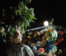 Девушка в венке