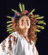 Девушка в венке