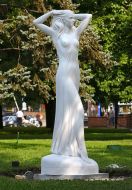 Скульптура молодой женщины