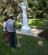 Скульптура молодой женщины