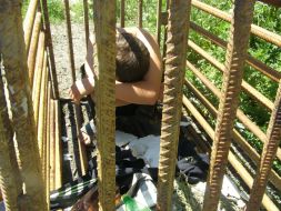 Работник фермы, запертый под замок в клетке