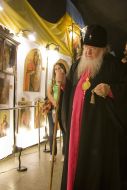 Священник на выставке икон