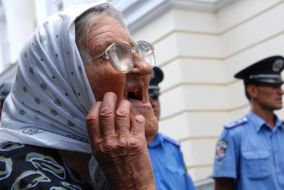 Participant of picket at building of the Leninskiy district court