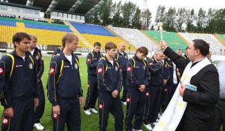 A priest sanctifies the players of FC ”Lvov”