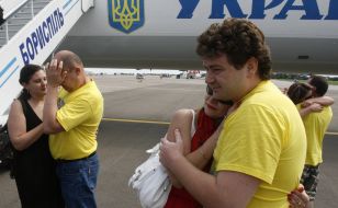 Родственники встречают освобожденных из плена моряков