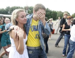 Родственники встречают освобожденных из плена моряков