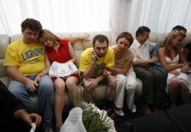 Родственники встречают освобожденных из плена моряков