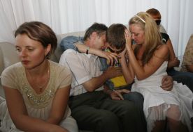 Родственники встречают освобожденных из плена моряков