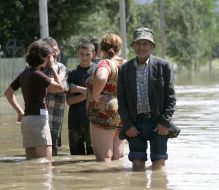 Люди идут по затопленной улице