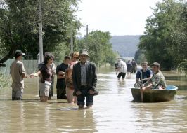 Люди идут по затопленной улице