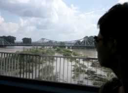 Мужчина смотрит на затопленную улицу