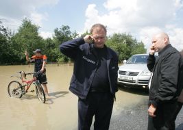 Александр Турчинов разговаривает по мобильному телефону