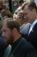 Віктор Янукович креститься на літургії