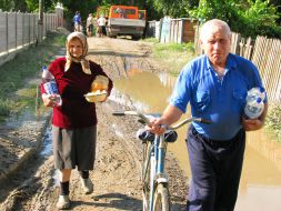 Місцеві мешканці несуть безкоштовний обід