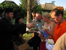 Священнослужителі роздають безкоштовні обіди