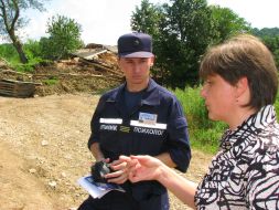 A rescuer-psychologist speaks with the victim