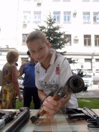 Мальчик рассматривает оружие