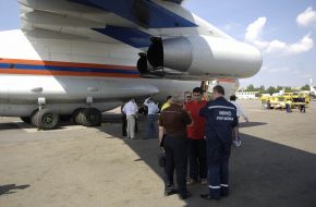Самолет с гуманитарной помощью из России