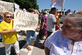 Участники акции протеста на трассе Симферополь-Ялта