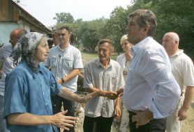 Ющенко разговаривает с жителями одного из потерпевших сел