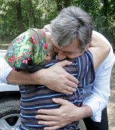 Ющенко утешает жительницу одного из потерпевших сел