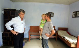 Ющенко разговаривает с жителями одного из потерпевших сел