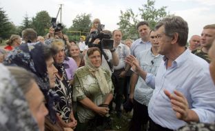 Ющенко разговаривает с жителями одного из потерпевших сел