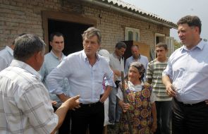 Ющенко разговаривает с жителями одного из потерпевших сел