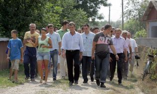 Ющенко разговаривает с жителями одного из потерпевших сел