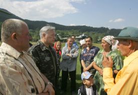 Ехануров разговаривает с жителями одного из потерпевших сел