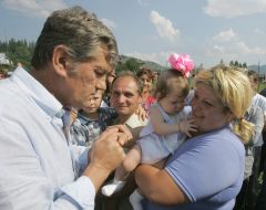 Ющенко разговаривает с жителями одного из потерпевших сел