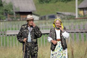 Пожилые  женщина и мужчина