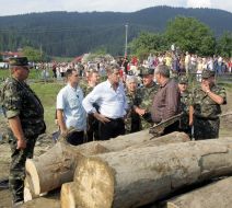 Ющенко во время осмотра ликвидации последствий стихийного бедствия