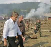 Ющенко во время осмотра ликвидации последствий стихийного бедствия