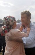 Ющенко разговаривает с жительницей одного из потерпевших сел