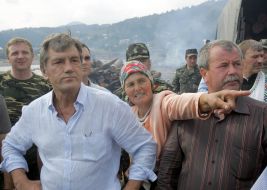 Ющенко во время осмотра ликвидации последствий стихийного бедствия