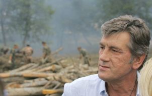 Ющенко во время осмотра ликвидации последствий стихийного бедствия