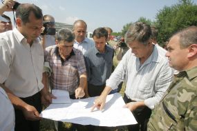 Ющенко рассматривает чертеж