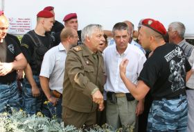 Сторонники КПУ и бойцы ”Беркута” возле ”Артека”